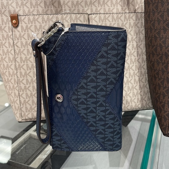 MICHAEL KORS JST LG DOUBLE ZIP WRISTLET WALLET PHONE HOLDER 
Navy Multi 
NWT - Picture 12 of 16